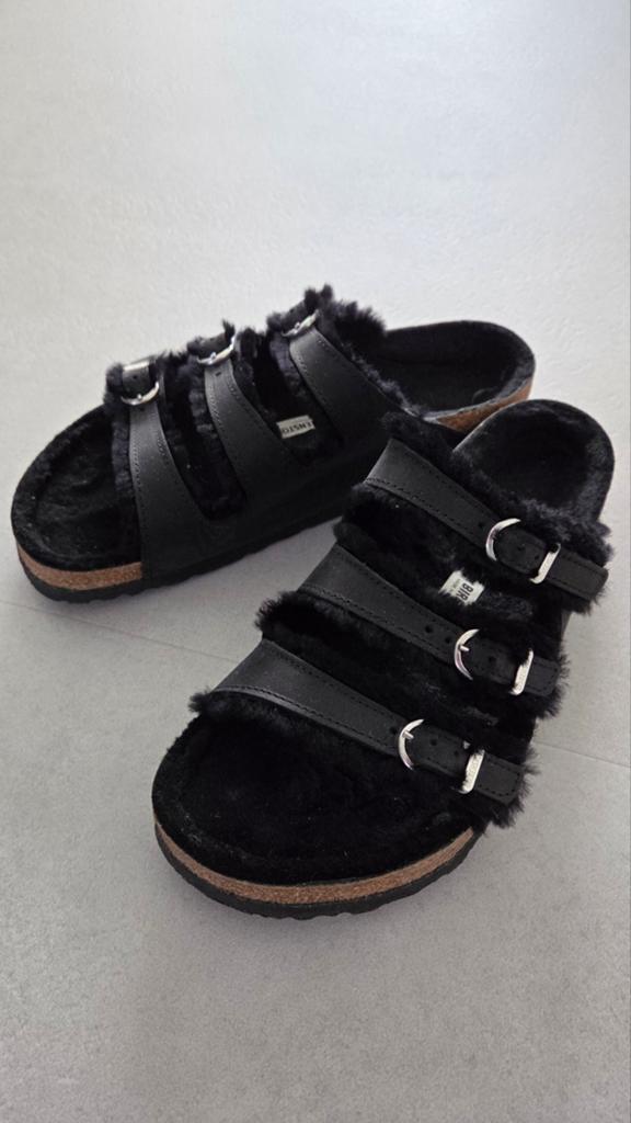 BIRKENSTOCK FLORIDA gevet leer zwart lamsvel 39, Kleding | Dames, Schoenen, Ophalen, Zo goed als nieuw, Zwart