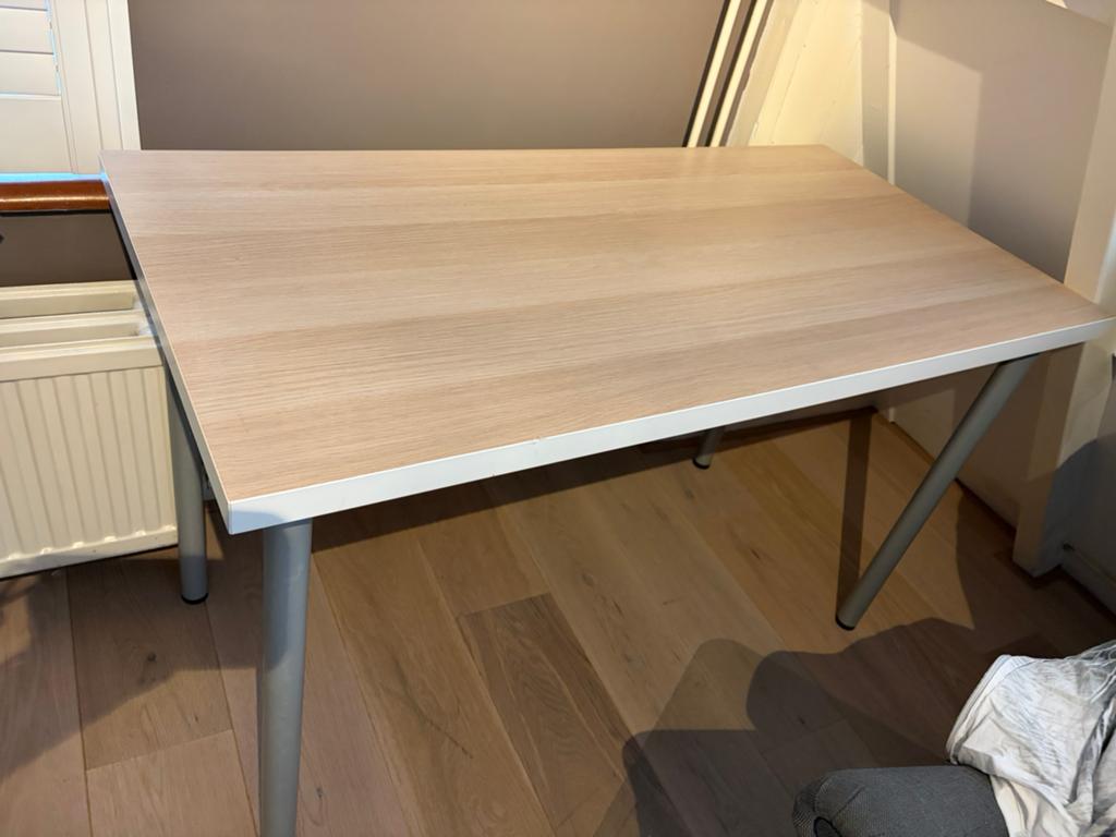 Bureau ikea met houten fineer blad en grijze poten, Huis en Inrichting, Bureaus, Ophalen, Zo goed als nieuw