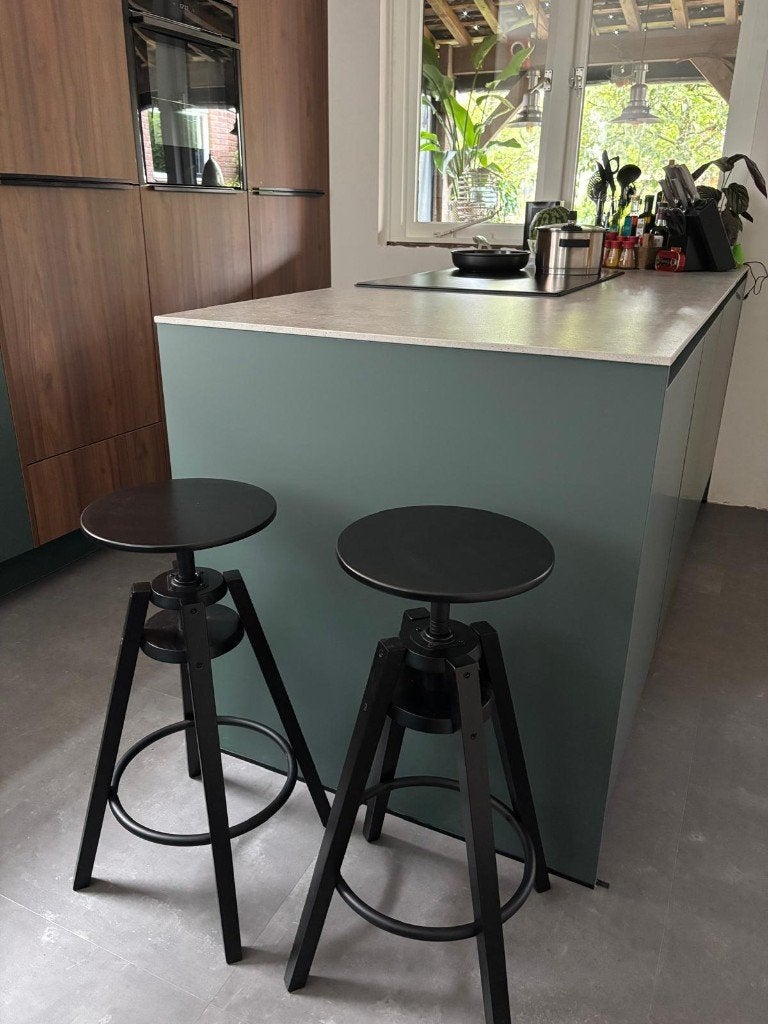 IKEA DALFRED barkruk | zwart | 63-74 cm (2 stuks), Ophalen, 60 tot 90 cm, Zo goed als nieuw, In hoogte verstelbaar
