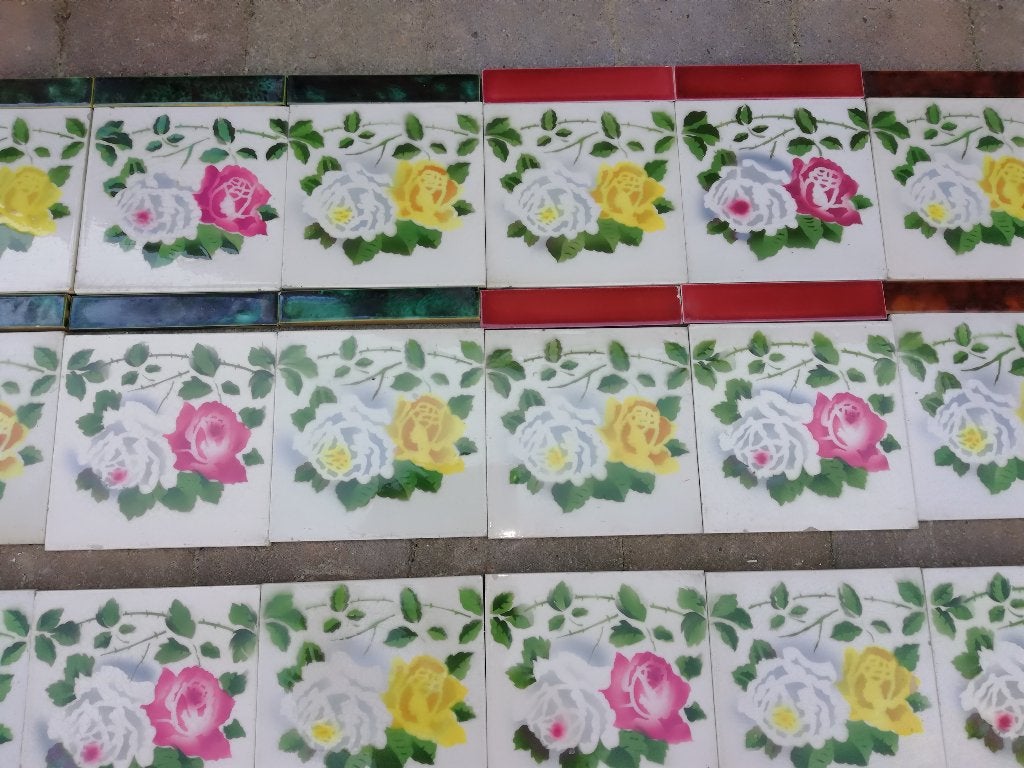 53 stuks antieke wandtegels met rozenrand roze/geel, Antiek en Kunst, Ophalen