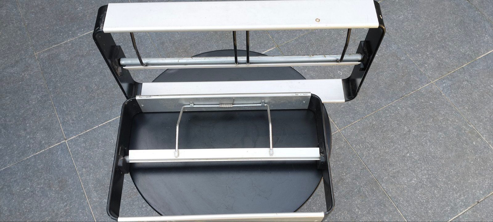 Twee papierrolhouders, 55 cm en 45 cm breed, Ophalen of Verzenden, Gebruikt