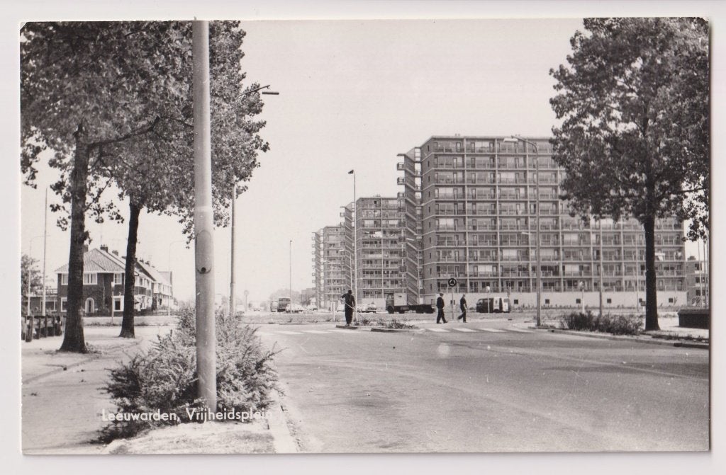 279 Leeuwarden Vrijheidsplein Mensen Flats Auto's B67, Verzenden, 1960 tot 1980, Ongelopen, Friesland