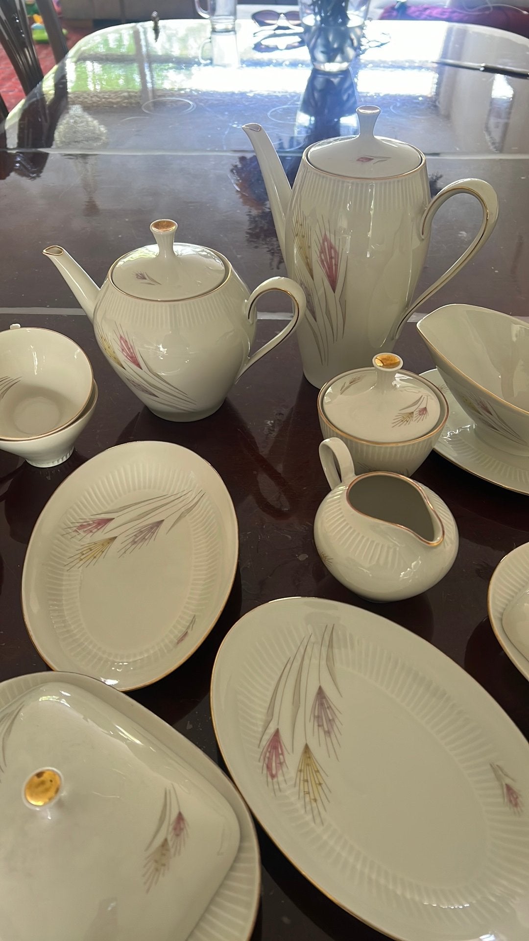 Vintage porseleinen servies met goudkleurige accenten, Antiek en Kunst, Ophalen of Verzenden