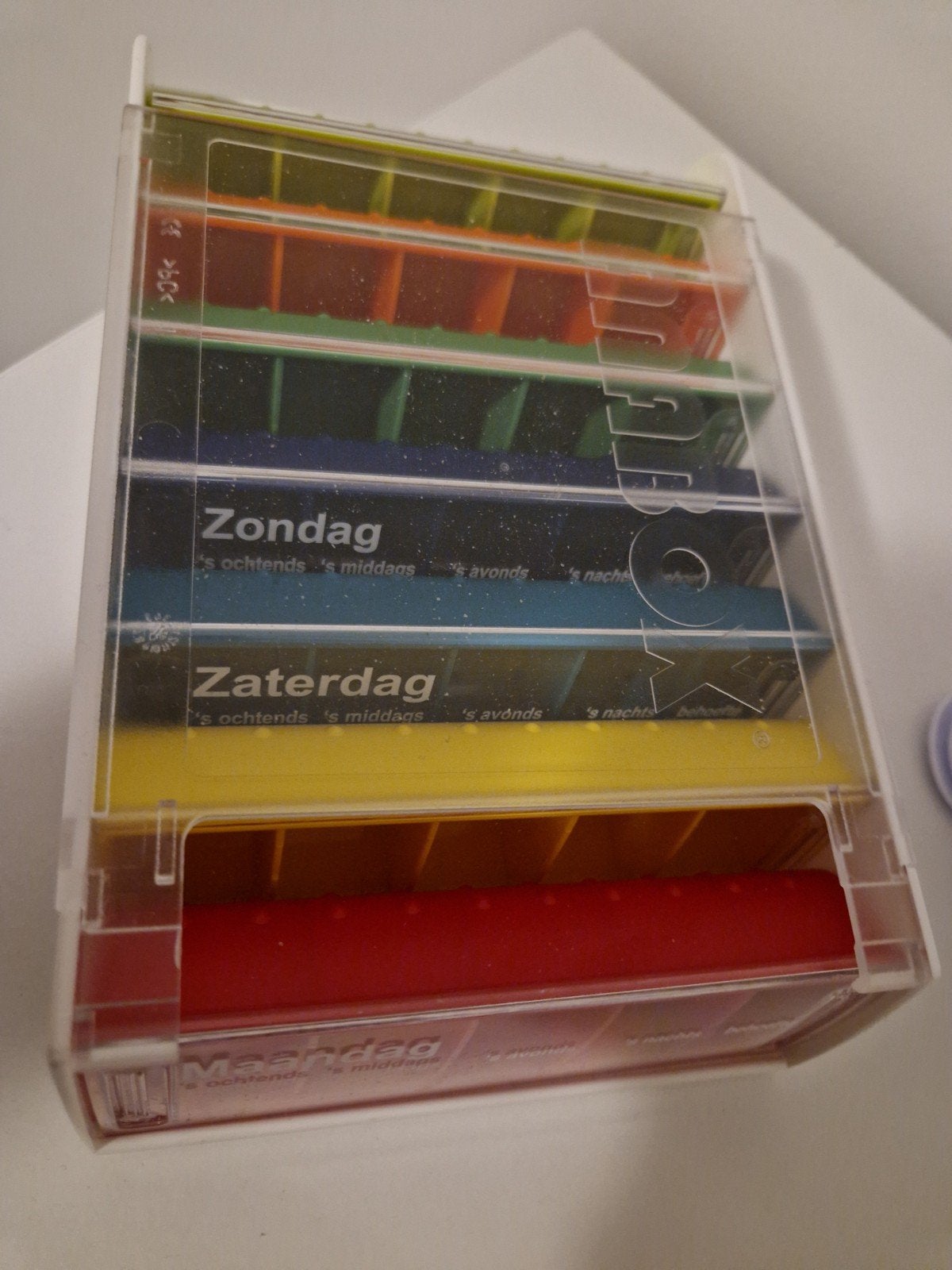 Kleurrijke medicijndoos anabox, Ophalen