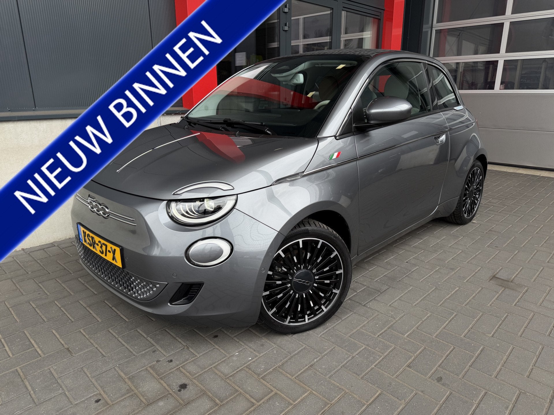 Fiat 500 La Prima 42 kWh Cabrio 1 VON 500 uitvoering| Stoelv, Auto's, Dealer onderhouden, Gebruikt, 4 stoelen, Leder