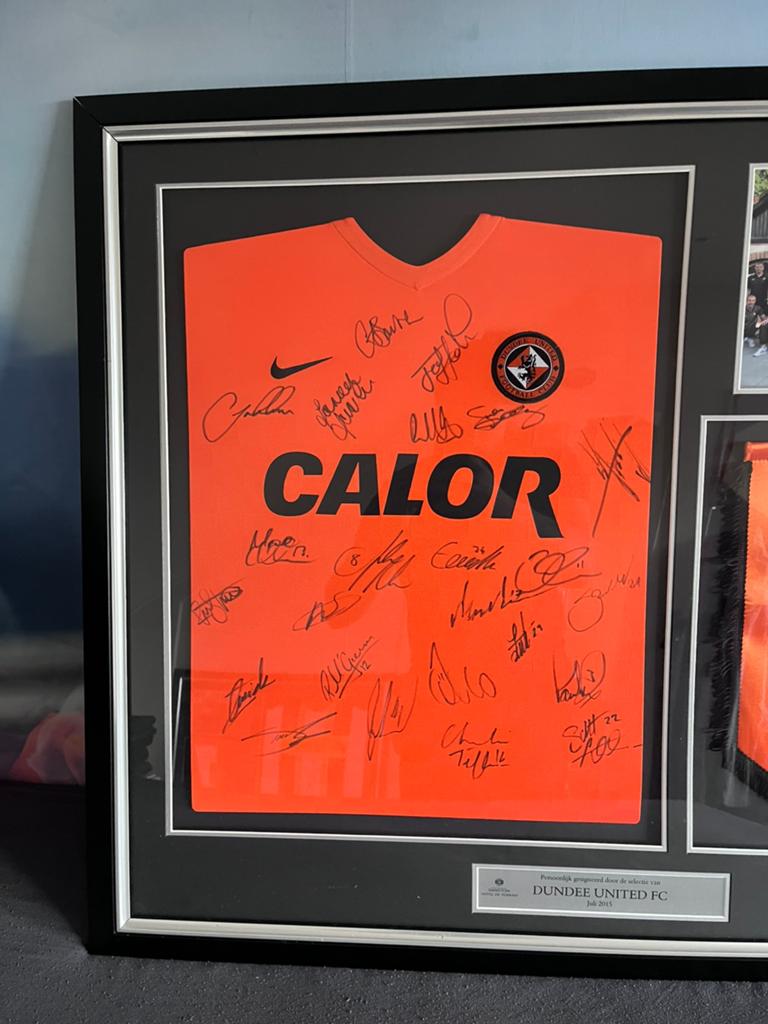 Ingelijste voetbal shirt, Ophalen