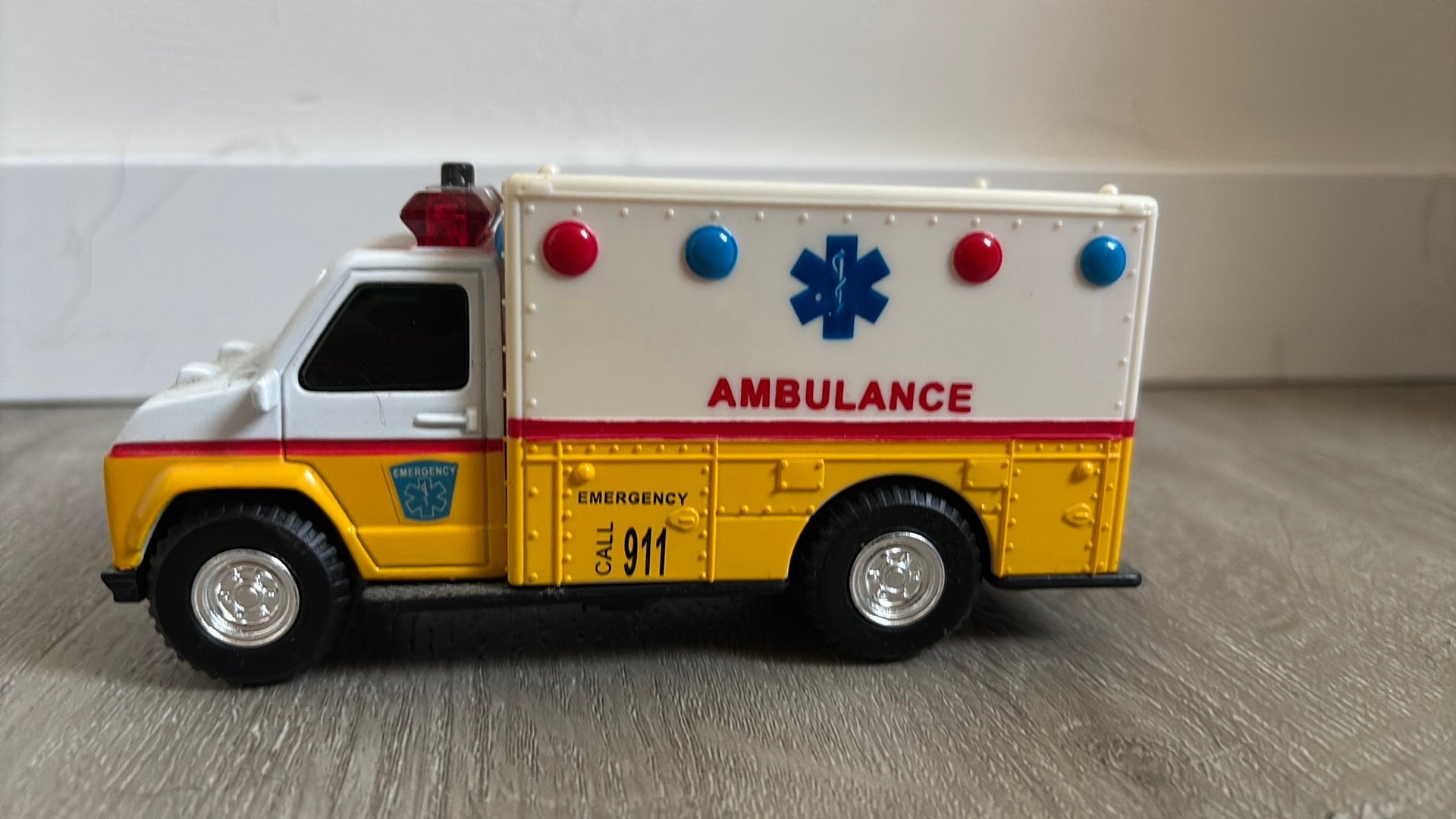 Ambulance spaarpot, Ophalen of Verzenden, Zo goed als nieuw, Overige merken