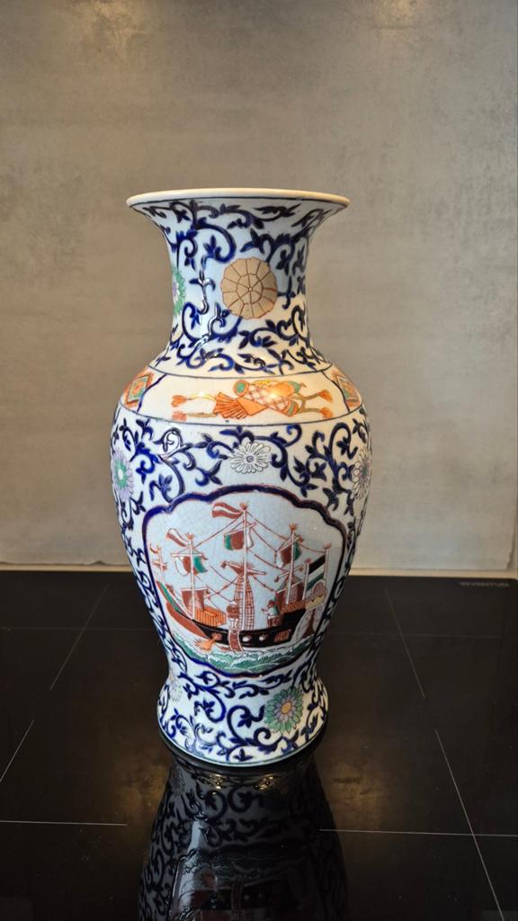 Grote handbeschilderde Imari stijl vaas met schipdecor – Jap, Antiek en Kunst, Antiek | Vazen, Ophalen of Verzenden