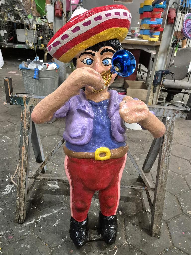 4 polyester poppen 2 met trompet en 2 met gitaar, Ophalen of Verzenden, Carnaval