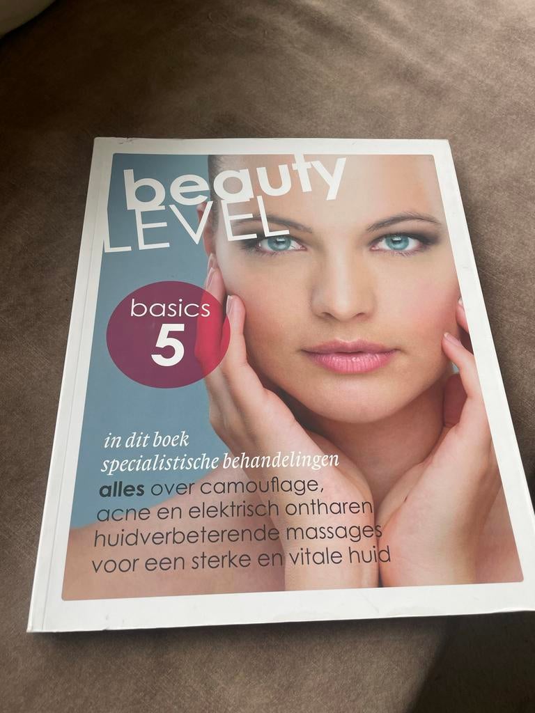 Beauty Level Basics 5 - Specialistische Behandelingen, Boeken, Ophalen of Verzenden, Zo goed als nieuw