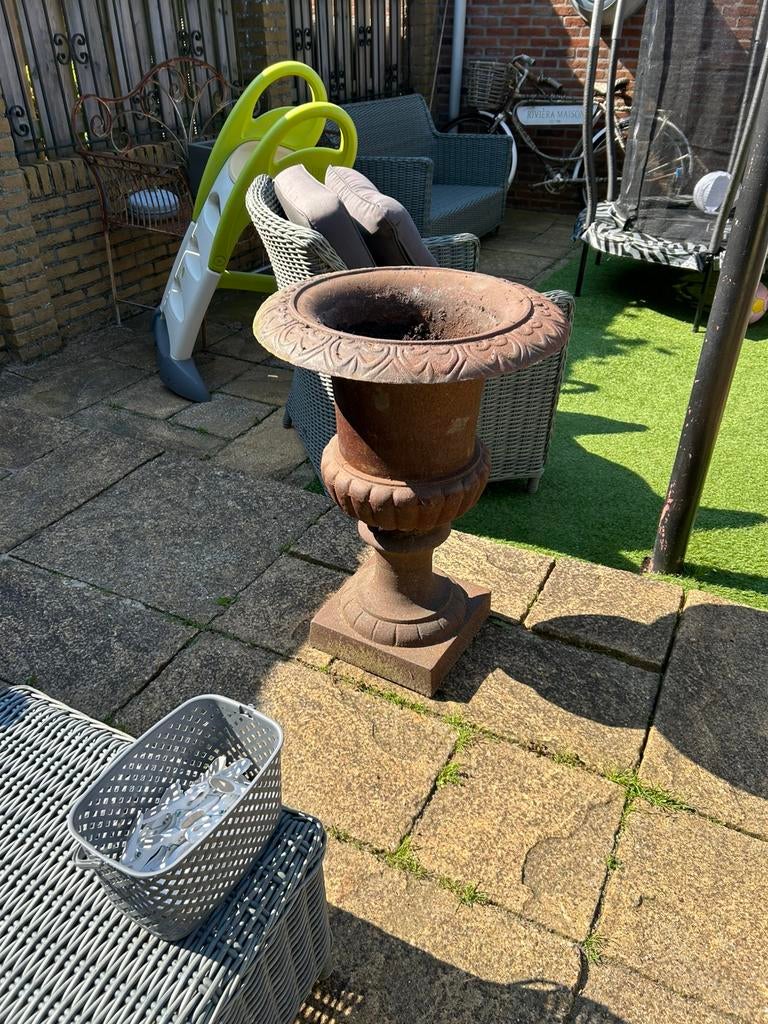 Zware gietijzeren bloempot/ vaas roest kleur, Tuin en Terras, Ophalen of Verzenden, Zo goed als nieuw