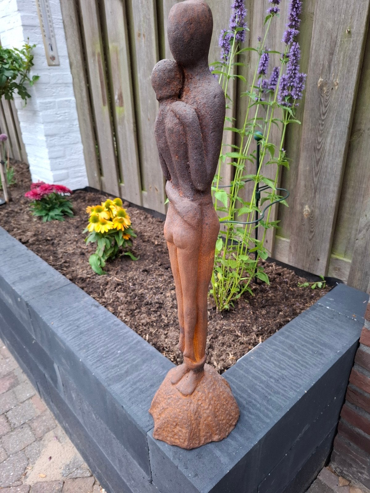 sculptuur van een omhelzend paar€55. afh Geleen, Tuin en Terras, Ophalen, Metaal