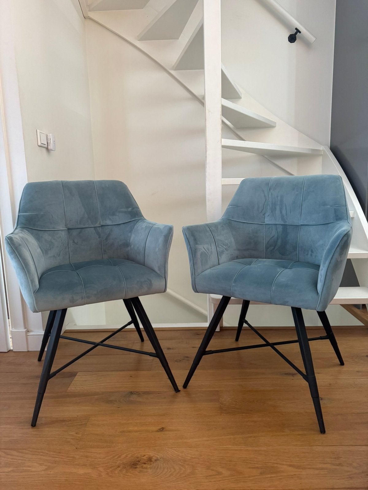 2x luxe velvet eetkamerstoel blauw/turquoise met armleuning, Ophalen, Zo goed als nieuw, Blauw, Stof