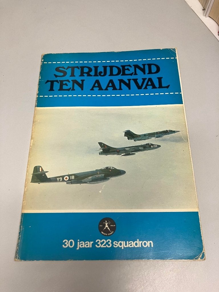 Strijdend ten Aanval 30 jaar 323 Squadron, Boeken, Oorlog en Militair, Ophalen of Verzenden, 1945 tot heden, Gelezen, Luchtmacht