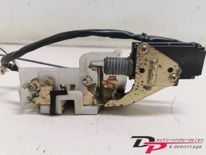 Deurslot Mechaniek 4Deurs links-voor van een Mazda 323F, Gebruikt, -, -, Ophalen of Verzenden