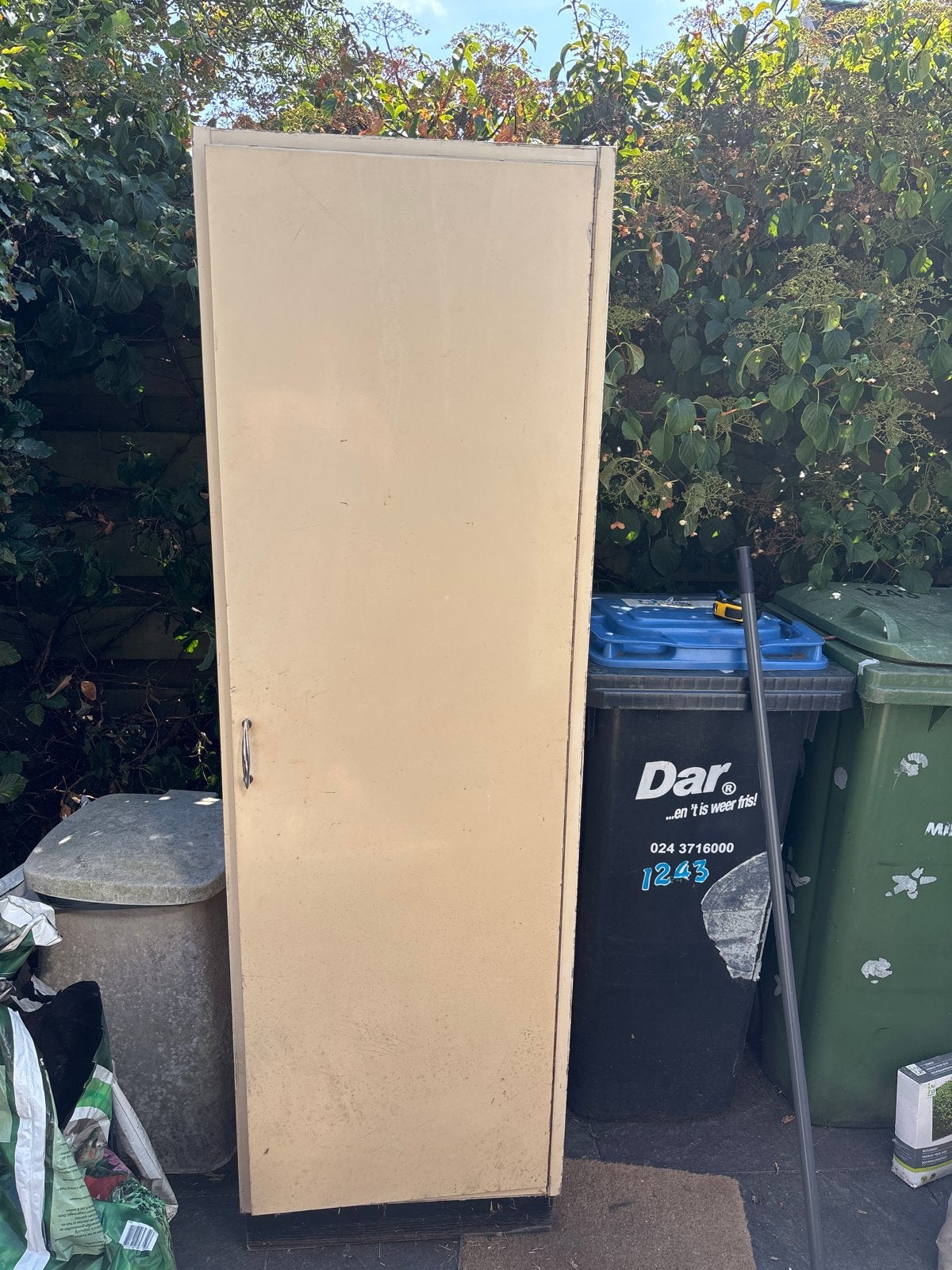 Gratis!! SchuurKast 170x52x48 cm - geel  Opbergkast, Tuin en Terras, Ophalen, Gebruikt, Hout, Overige typen