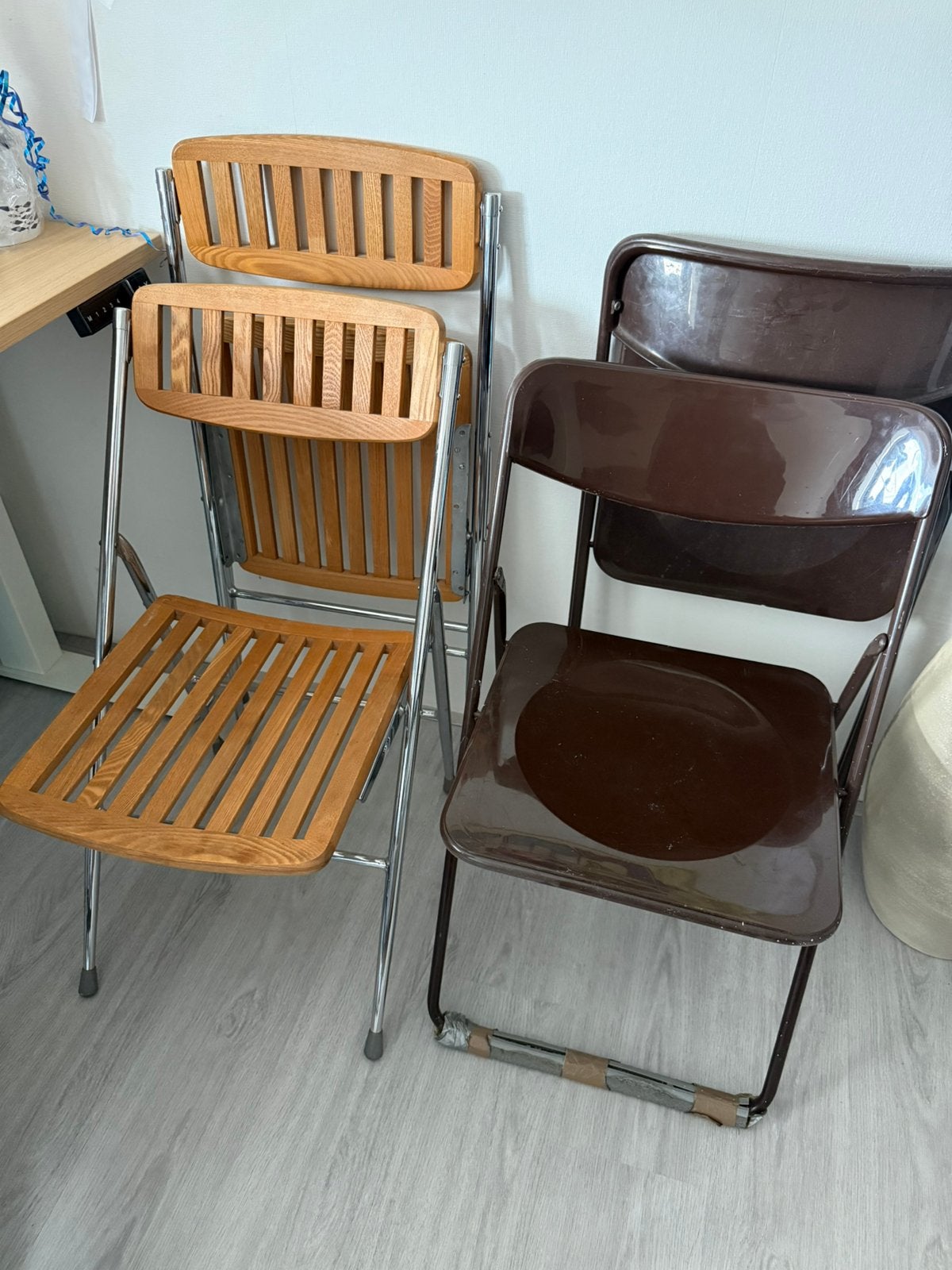 4 stuks klapstoelen, 2 houten en 2 kunststof, Huis en Inrichting, Stoelen, Ophalen, Gebruikt, Kunststof, Vijf, Zes of meer stoelen