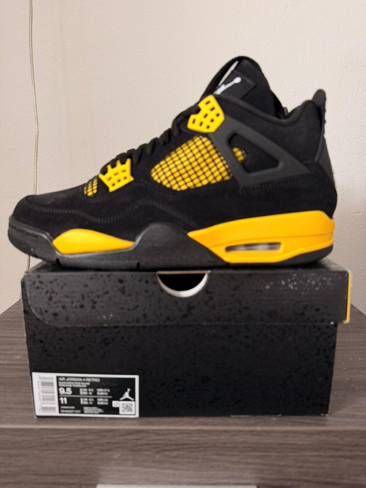 Nike Air Jordan 4 Retro Yellow Thunder, Zwart, Nieuw, Ophalen of Verzenden, Sneakers of Gympen