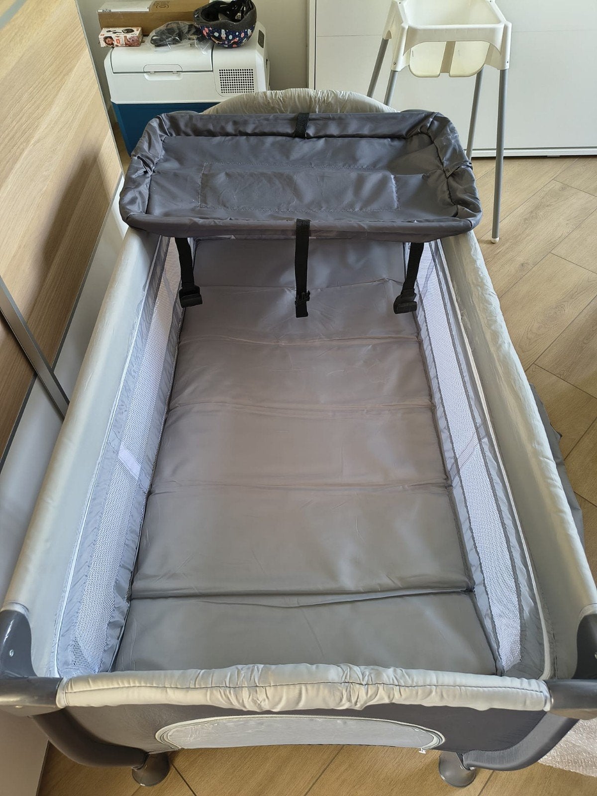 Hauck campingbedje met verhoging en verschoonfunctie, Kinderen en Baby's, Babywiegjes en Ledikanten, Ophalen