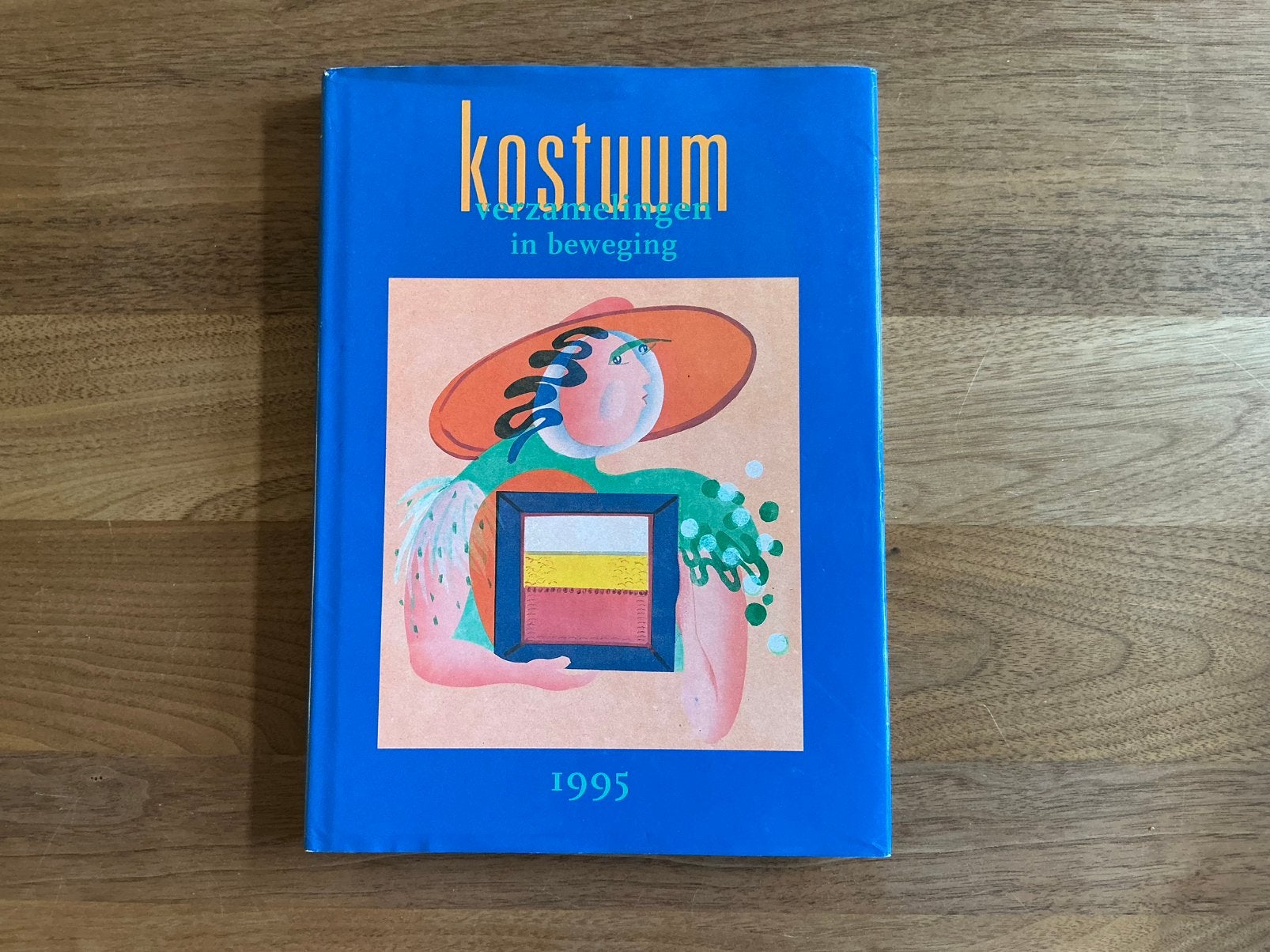 Kostuum verzamelingen in beweging, Boeken, Mode, Ophalen of Verzenden, Zo goed als nieuw, Mode algemeen
