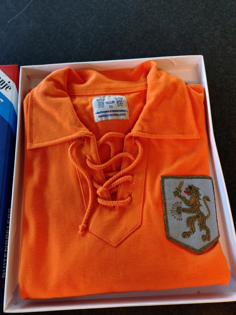 Oranje voetbalshirt met leeuw - De Buitenspelers mt S, €10, Ophalen, Nieuw, De Buitenspelers B.V., Onbekend