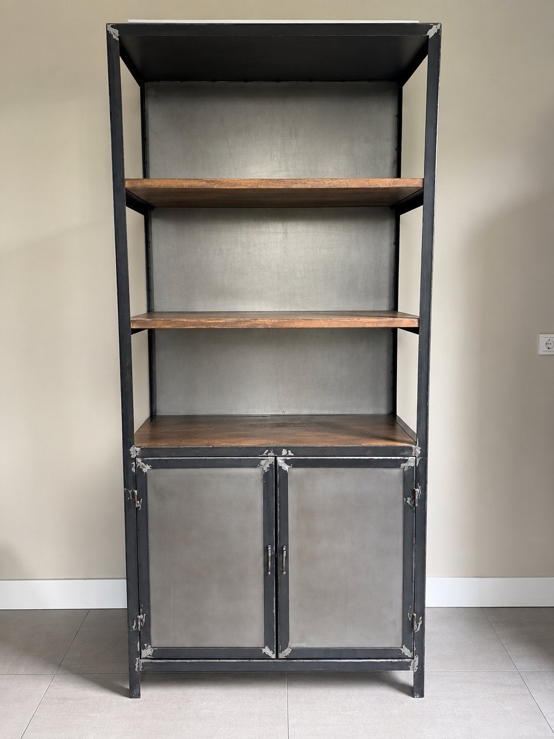 Industriële kast met metalen deuren en houten planken, Gebruikt, Metaal, 150 tot 200 cm, 25 tot 50 cm