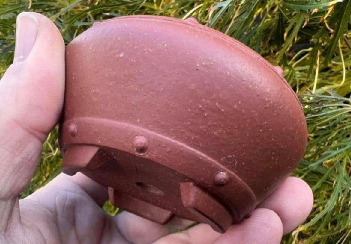 Bonsai pot handgemaakt bruin ongeglazuurd gemerkt 9,1x4,5, Rond, Nieuw, Ophalen of Verzenden, Aardewerk