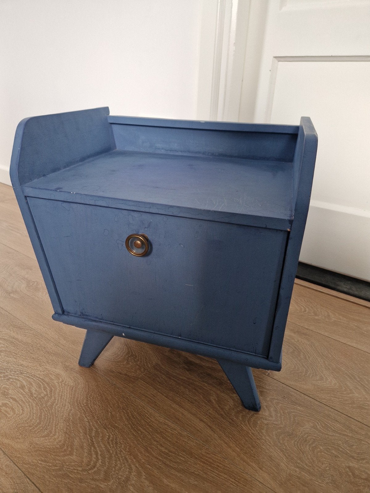 Blauw retro linker nachtkastje (loopt schuin), Huis en Inrichting, Slaapkamer | Nachtkastjes, Ophalen, Gebruikt, Minder dan 45 cm
