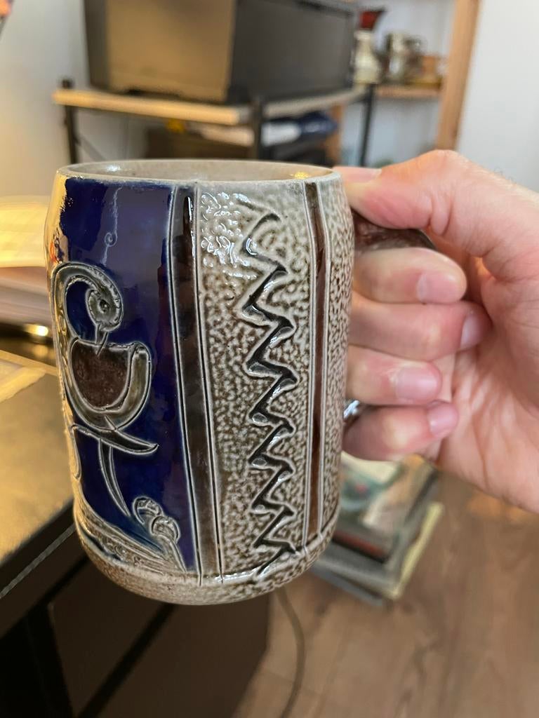 Vintage Duitse Bierpul, Blauw Keramiek met Kraanvogel, Antiek en Kunst, Ophalen of Verzenden