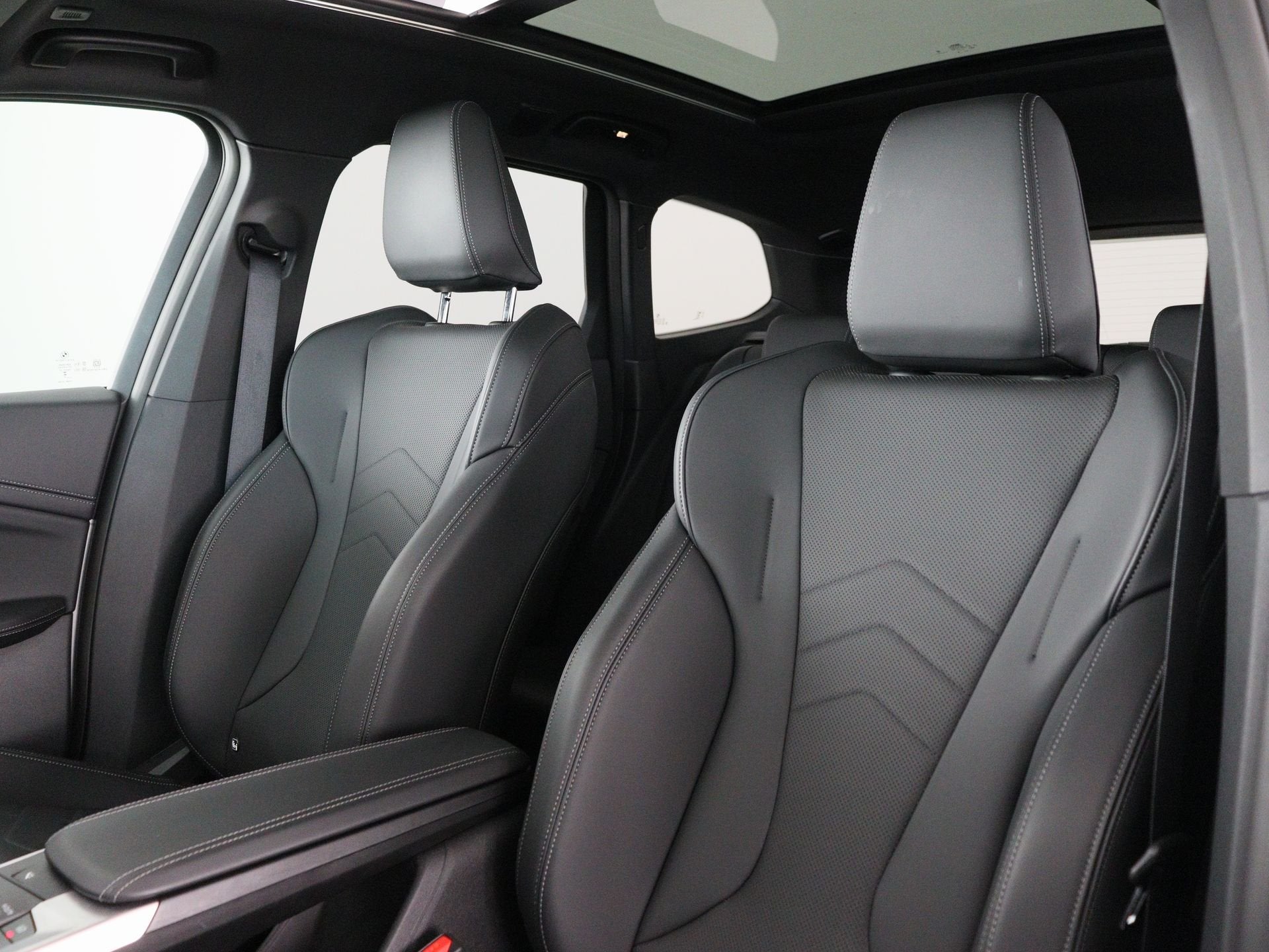 BMW iX1 eDrive20 M-Sport | Trekhaak | Panoramadak (bj 2025), Auto's, Gebruikt, Met garantie (alle), 24 min, Origineel Nederlands
