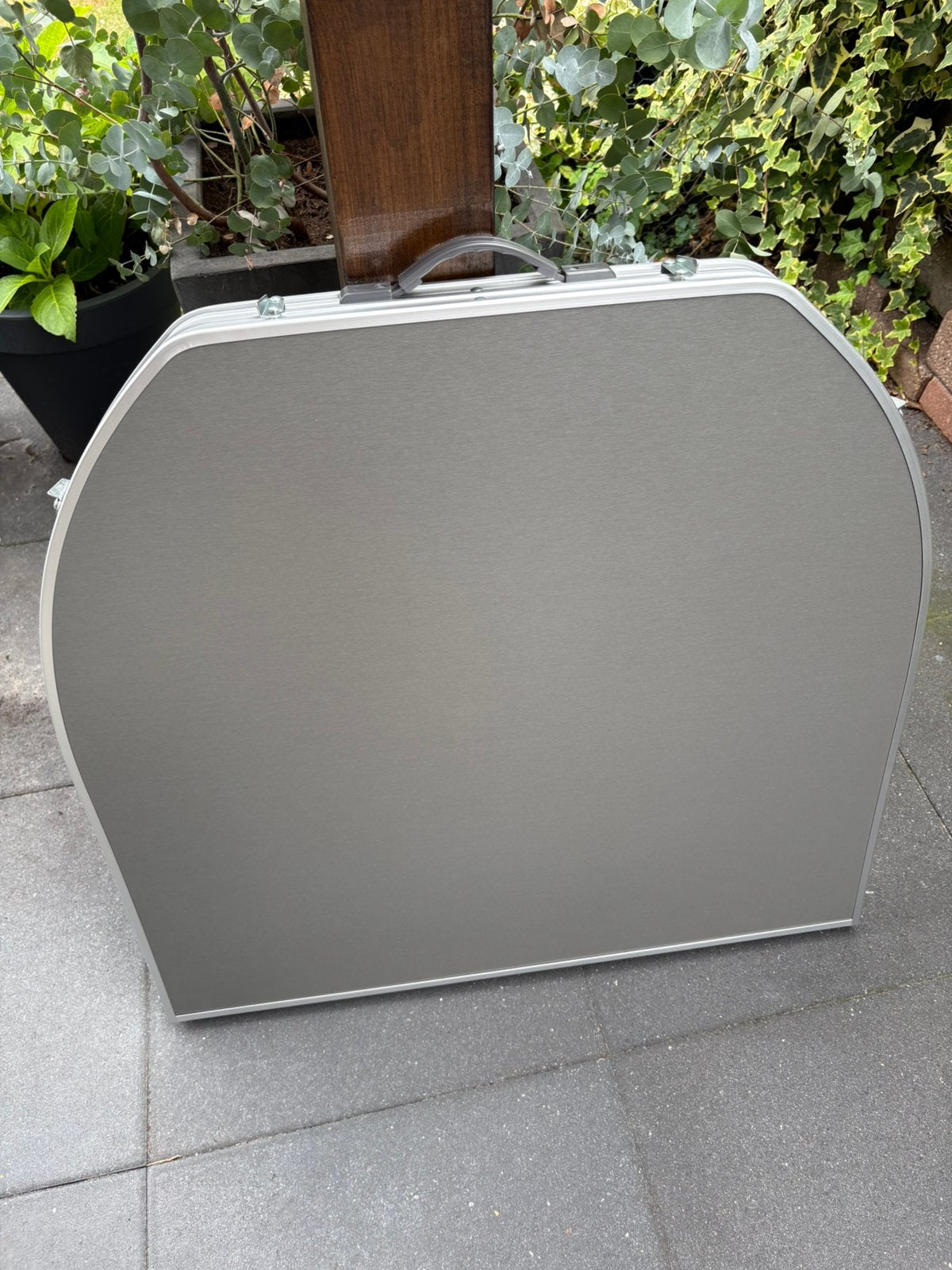 Inklapbare camping tafel 150x80 met tijdschrift net eronder, Caravans en Kamperen, Ophalen, Zo goed als nieuw, Campingtafel