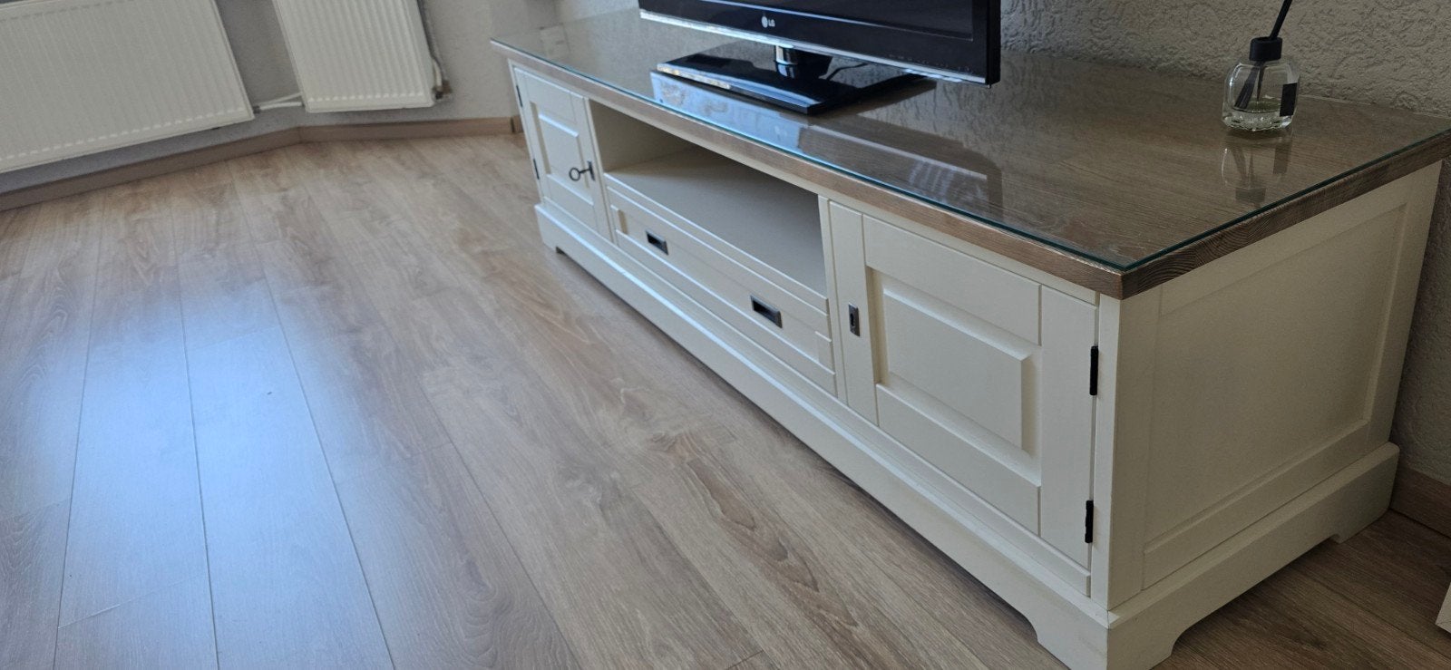 TV-meubel wit met houten blad en glazen plaat, Huis en Inrichting, Ophalen, 150 tot 200 cm, Modern landelijk, Overige houtsoorten