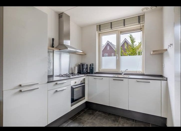 L-vormige keuken met Etna apparatuur, z.g.a.n., Ophalen, Wit, Hoekkeuken, Zo goed als nieuw