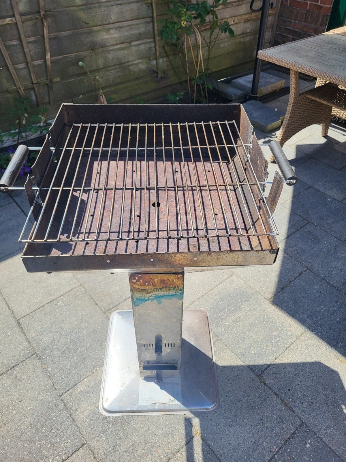 Gebruikte grote barbecue op standaard, Tuin en Terras, Houtskoolbarbecues, Ophalen of Verzenden, Gebruikt, Onbekend