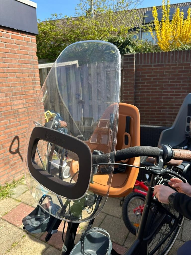 BOBIKE ONE MINI fietsstoeltje + windscherm CHOCOLATE BROWN, Voetsteuntjes, Bobike voorzitje, Ophalen of Verzenden, Zo goed als nieuw