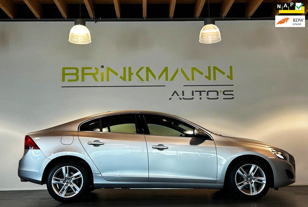 Volvo S60 1.6 T3 Momentum - Nav - PDC - APK 06-2027 - NAP., Voorwielaandrijving, Stof, Gebruikt, Zwart