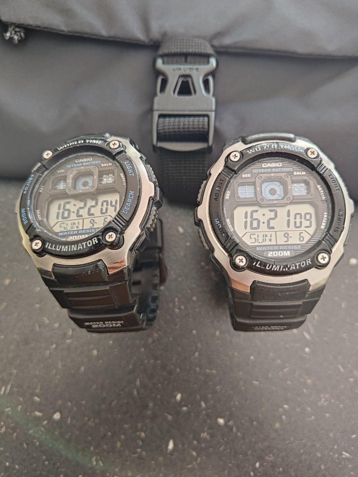 Twee Casio AE-2000W horloges (200 m water resistant), Sieraden, Tassen en Uiterlijk, Ophalen, Casio, Gebruikt, Zwart