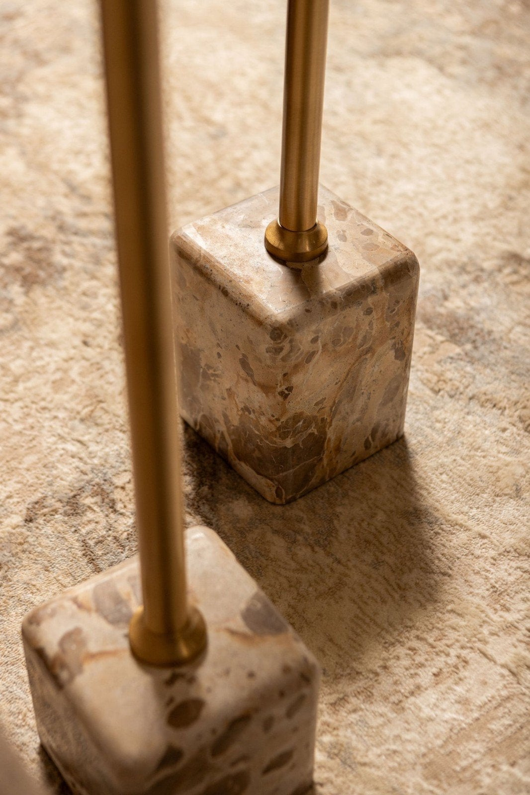 Ebe Beige Marble bijzettafel marmer rond blad , Huis en Inrichting, Tafels | Bijzettafels, Ophalen, Nieuw, Rond, Minder dan 55 cm