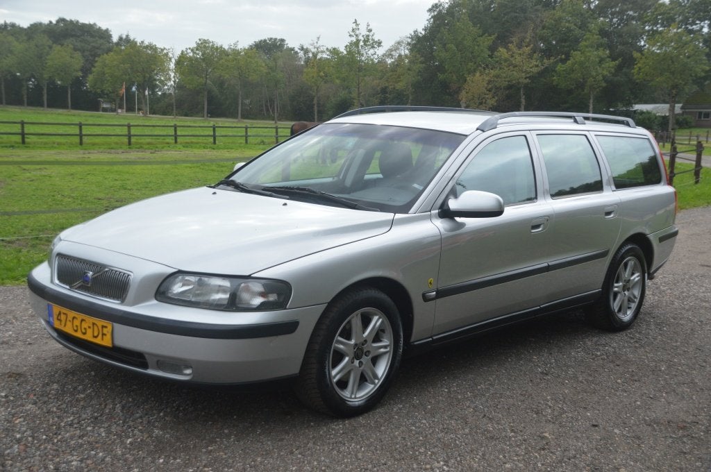 Volvo V70 2.4 Comfort Line Automaat 170 pk APK oktober 2027, Auto's, Automaat, 2435 cc, Volvo, Zilver of Grijs
