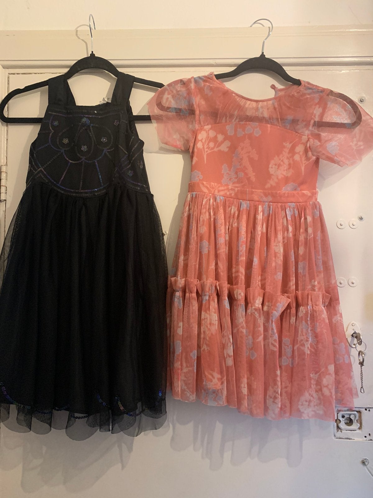 2 feestjurkjes: zwart met pailletten en roze met bloemen, Kinderen en Baby's, Kinderkleding | Maat 122, Ophalen of Verzenden, Zo goed als nieuw
