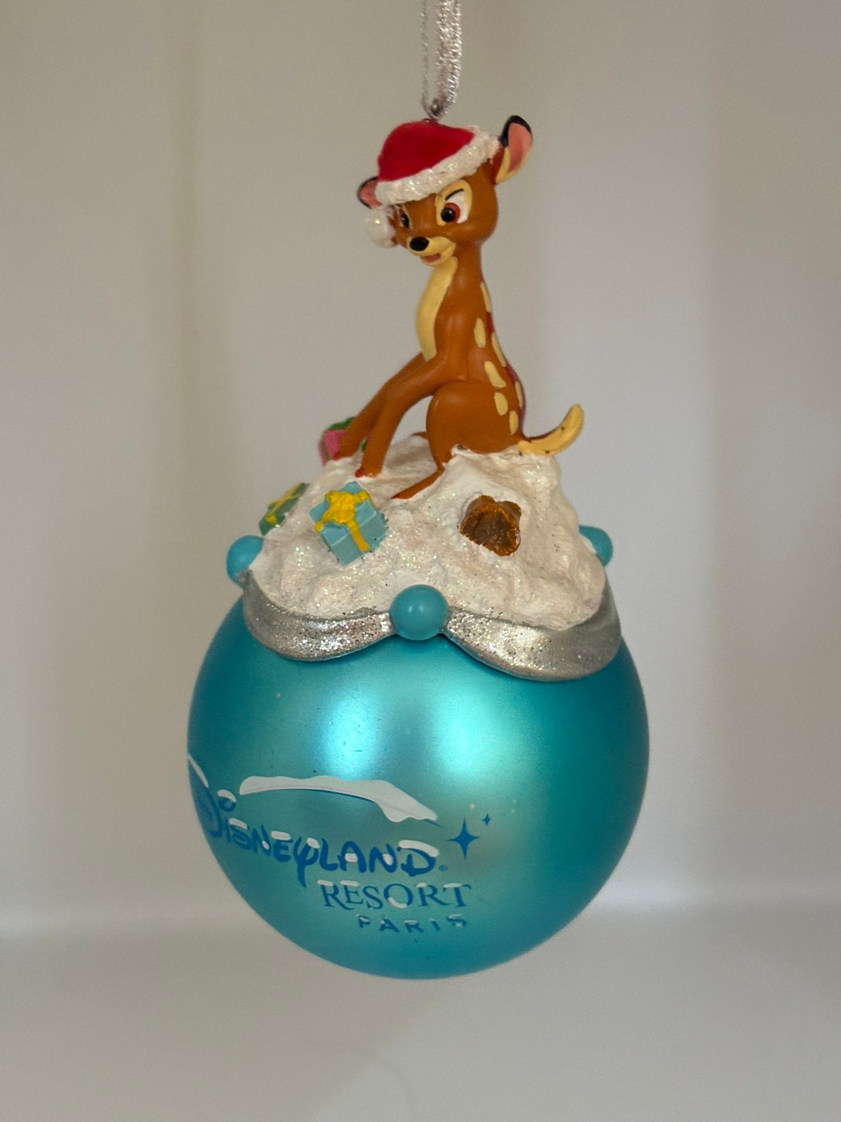 Disney parks paris bambi kerst bal./ ornament, Ophalen of Verzenden, Zo goed als nieuw, Beeldje of Figuurtje
