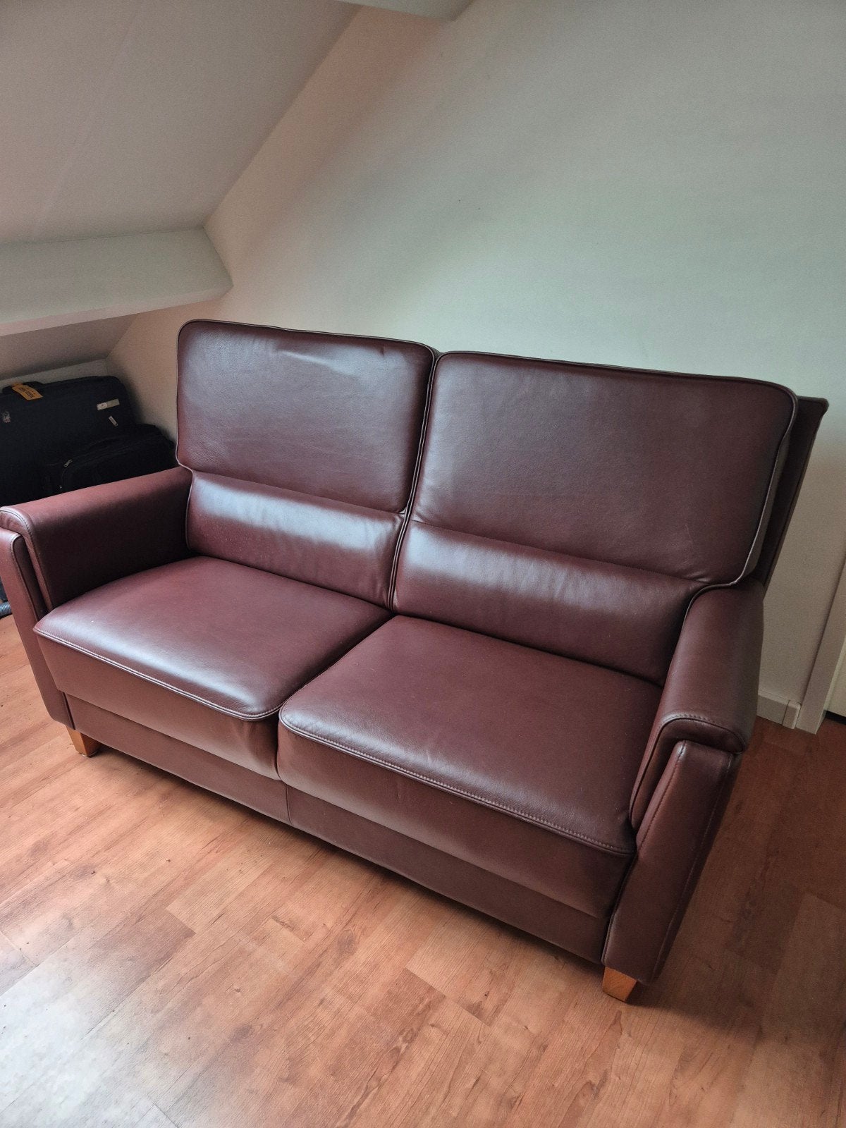 Comfortabele tweepersoonsbank van bruin leer, Huis en Inrichting, Gebruikt, Klassiek, Comfortabel, 150 tot 200 cm, Tweepersoons