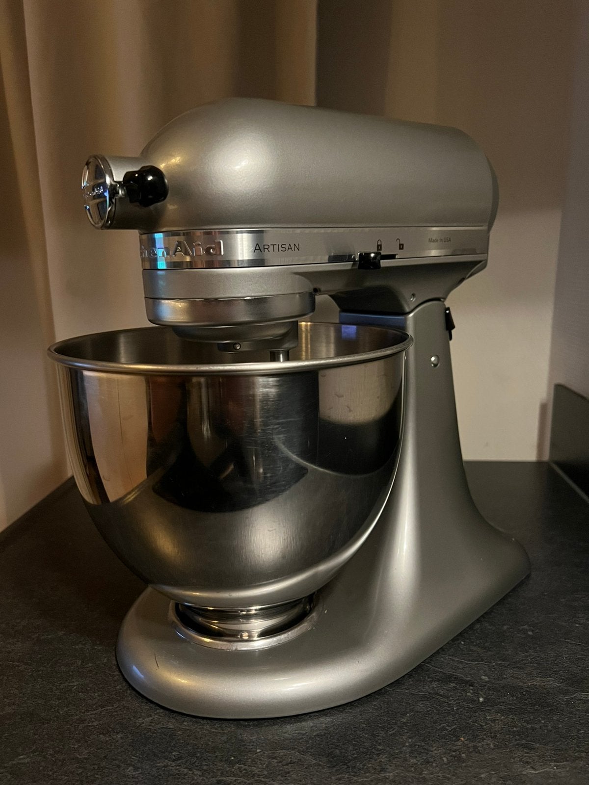 KitchenAid Artisan Mixer – Contour Silver, 4 liter of meer, Ophalen, Zo goed als nieuw, 3 snelheden of meer
