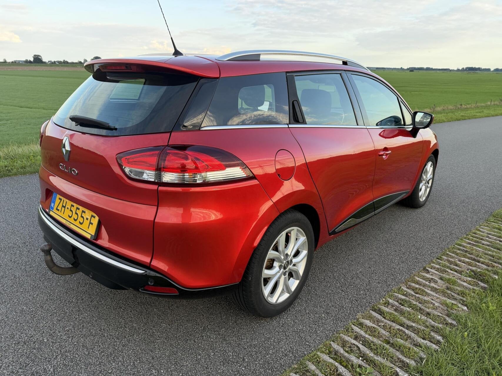 Renault Clio Estate 0.9 TCe Intens half leer trekhaak cruise, Auto's, Voorwielaandrijving, 898 cc, Gebruikt, Euro 6