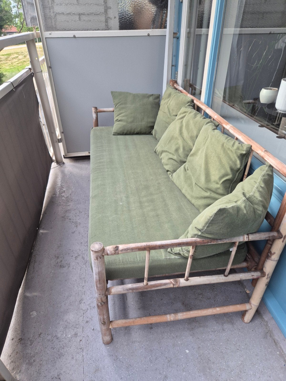 Bamboe bank met groene kussens, Huis en Inrichting, Banken | Bankstellen, Gebruikt, 150 tot 200 cm, Tweepersoons, 75 tot 100 cm