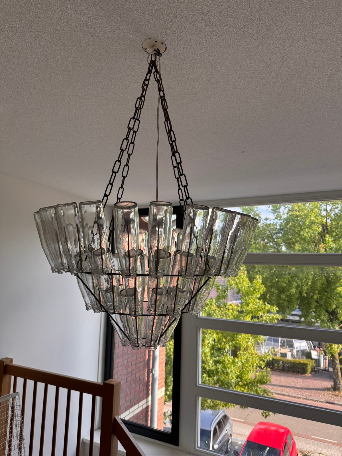 Unieke kroonluchter van glazen melkflessen (Leitmotiv), Huis en Inrichting, Lampen | Kroonluchters, Ophalen, Zo goed als nieuw