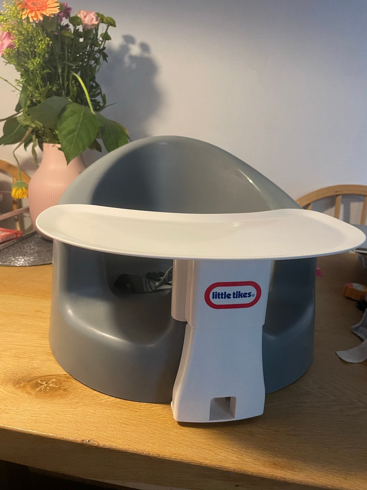 Little Tikes Baby Stoel met Eetblad - Grijs, Kinderen en Baby's, Kinderstoelen, Ophalen, Gebruikt, Overige typen, Afneembaar eetblad