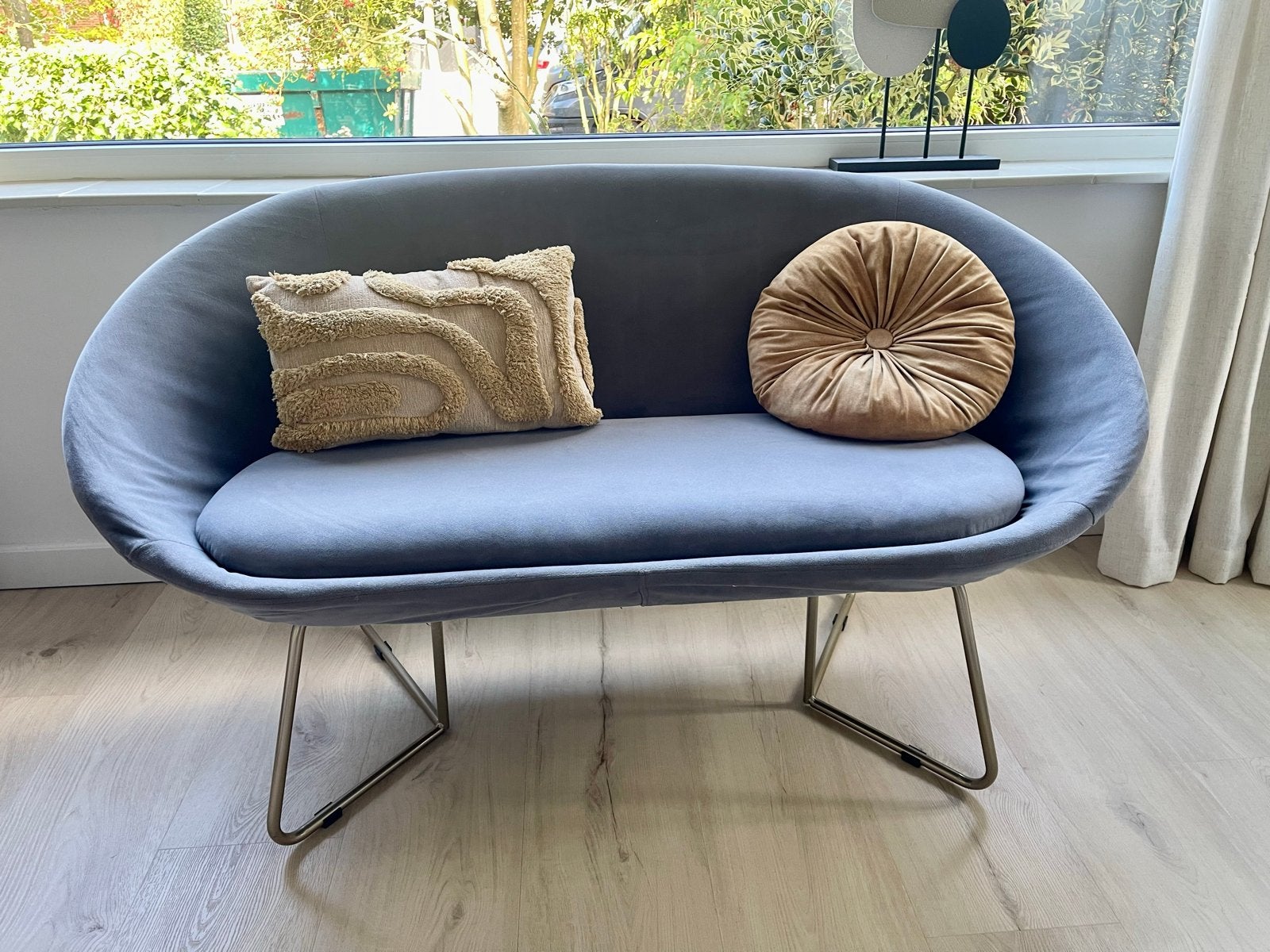 Leuk bankje in grijs fluwele stof met champagne gouden poten, Ophalen, Gebruikt, Minder dan 75 cm, Tweepersoons