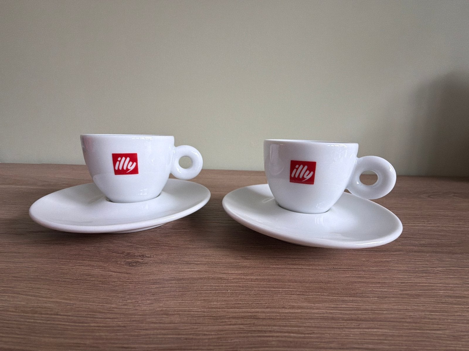Illy espresso kopjes met schotels - set van 2, Ophalen, Zo goed als nieuw, Kop(pen) en/of Schotel(s), Porselein
