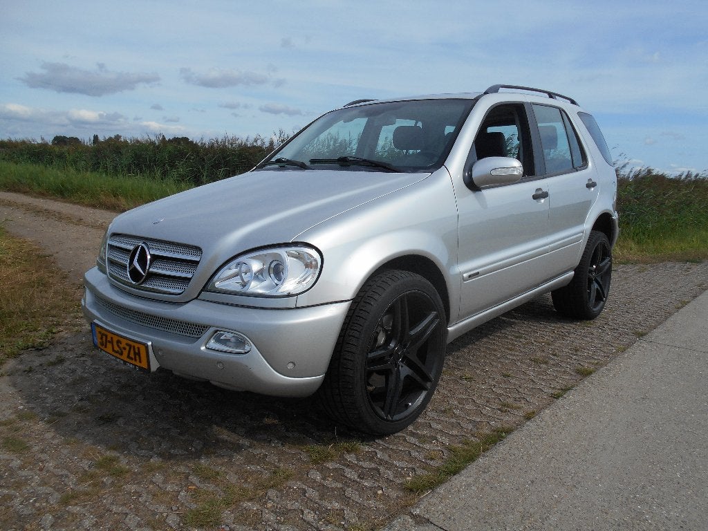 Mercedes Benz ML350 4MATIC Automaat 2003 YOUNGTIMER JAAR APK, Auto's, Mercedes-Benz, Automaat, Zwart, 138 €/maand, 7 stoelen